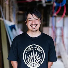 岡住　修兵 氏
