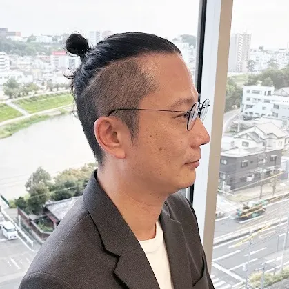 高平　祐輔 氏​